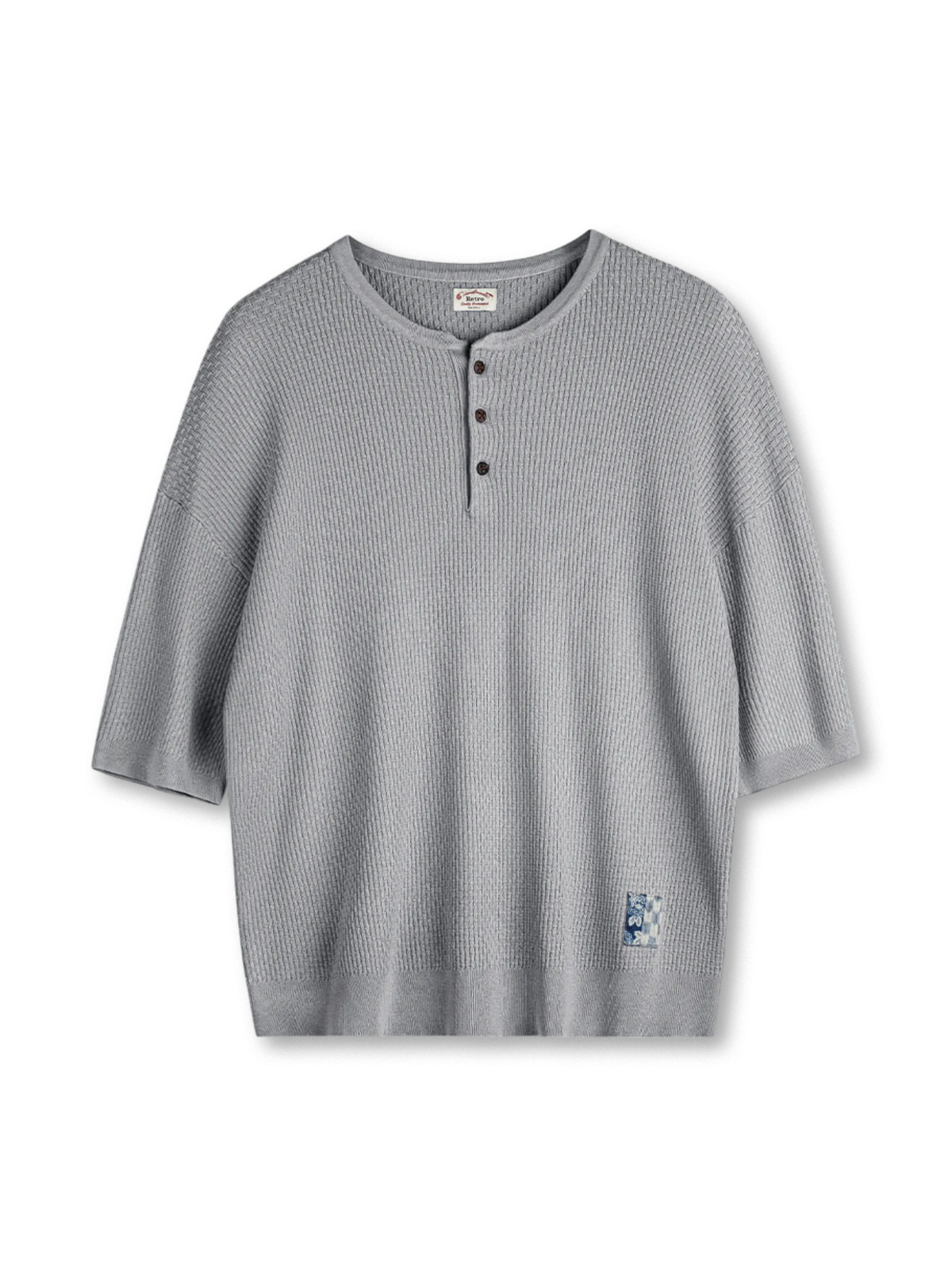 “T”字竹節リブと藍染風ワッペンが特徴の軽量ヘンリーショートスリーブニット