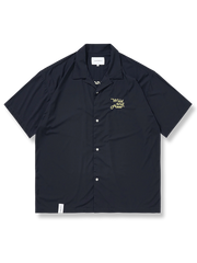 胸元と背面に小さな車の刺繍が施された遊び心ある半袖シャツ