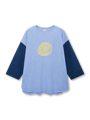 スマイリーロゴの手刷りプリントと「Peace Love」文字を配した七分袖ジャージーTシャツ。竹節感あるコットン素材で快適、クラシカルな野球シャツ風シルエットが特徴。