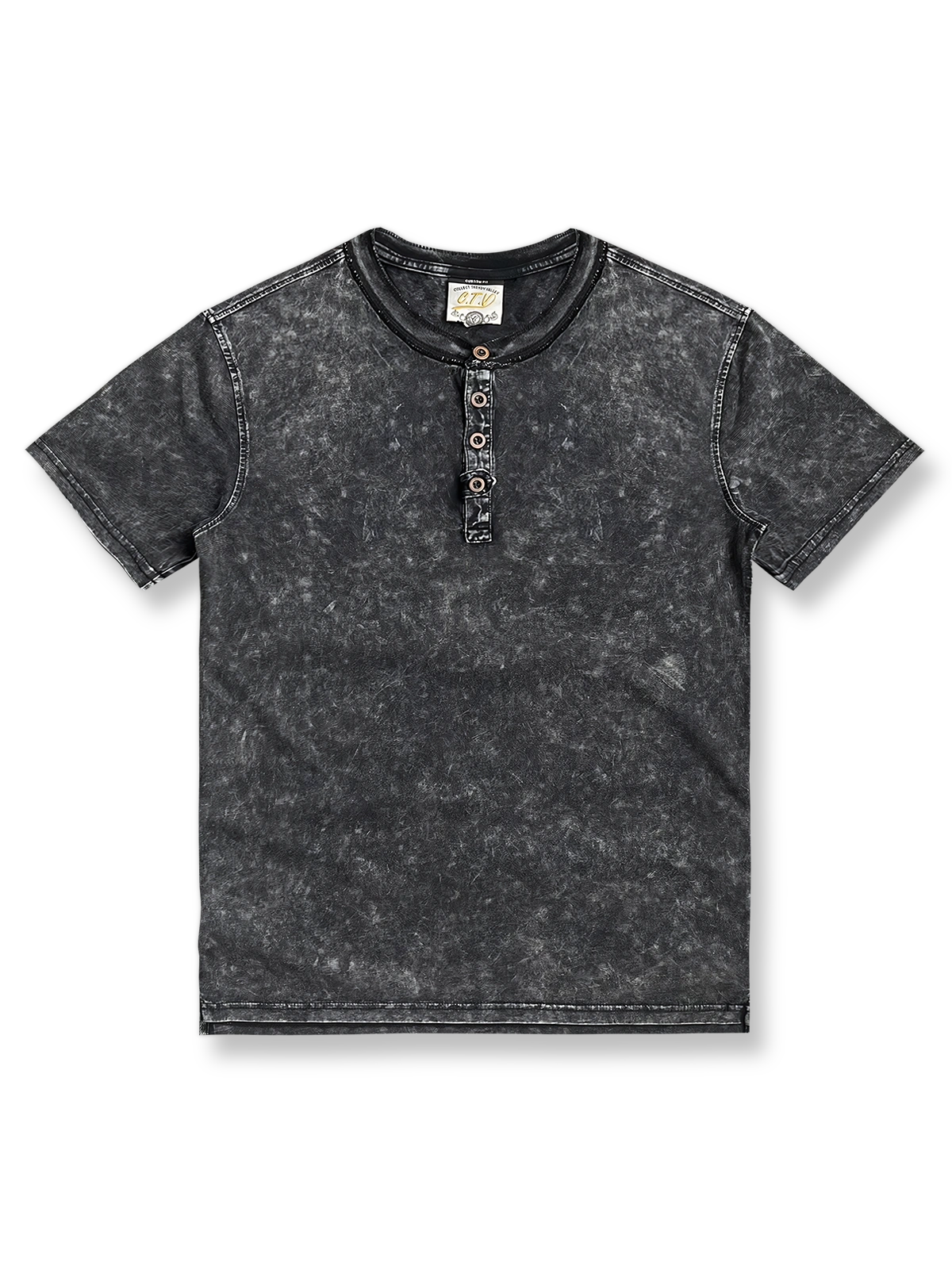 スノーウォッシュ加工でヴィンテージ感を際立たせたヘンリーネックTシャツ