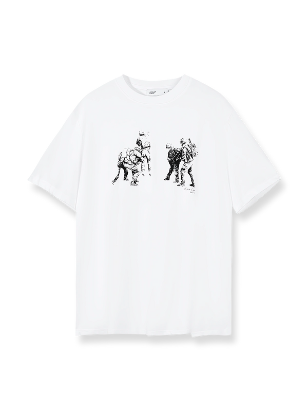 ミリタリーの美学を現代に再構築したルーズTシャツ