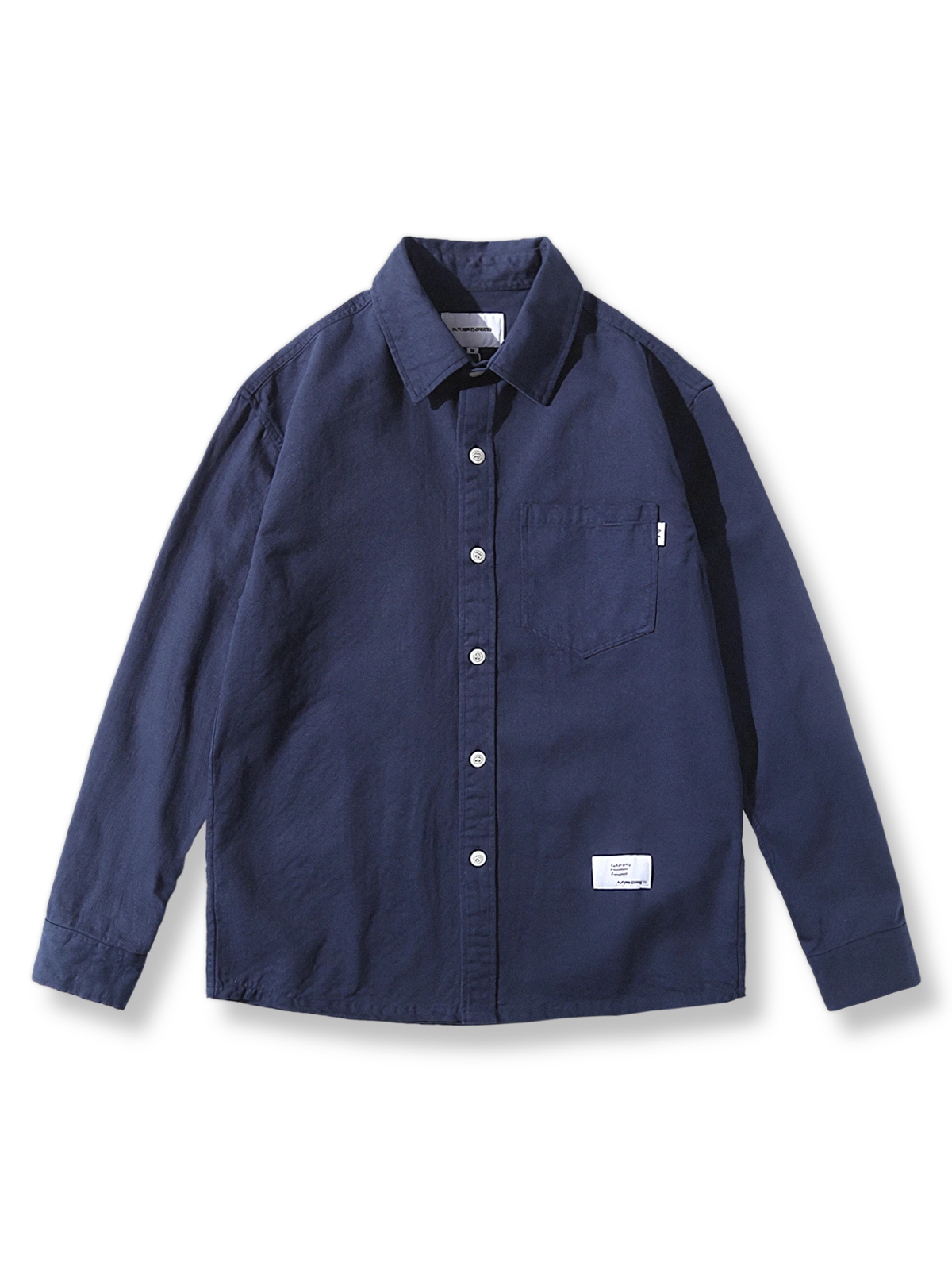 無地3色展開のコットンワークシャツ、フラップポケットとダブルステッチ付き。