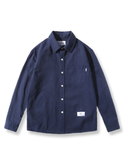 無地3色展開のコットンワークシャツ、フラップポケットとダブルステッチ付き。