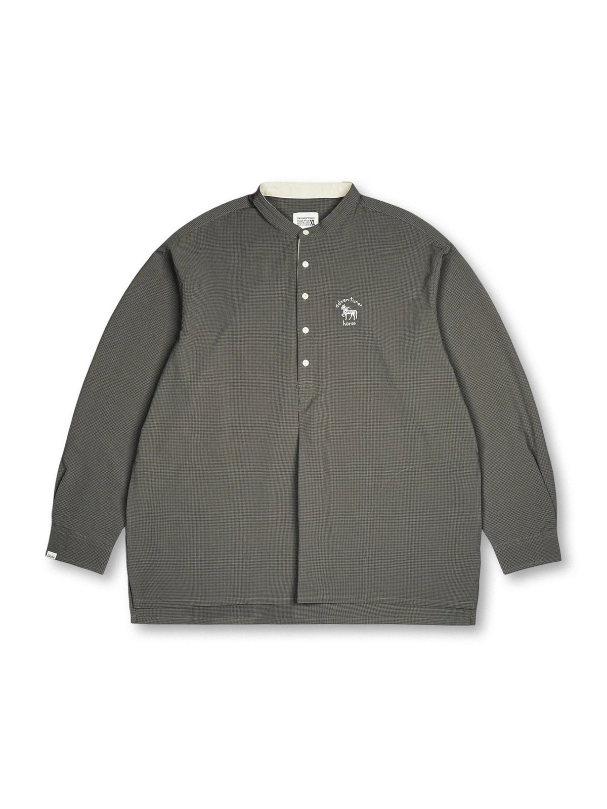 ヴィンテージ風半開襟と「拓荒馬」刺繍が特徴のSorona配合ポリエステルシャツ。涼感と抗菌機能を備え快適な着心地。