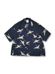 「瑞鶴図」モチーフの仙鶴柄と人造シルク素材が特徴の半袖キューバシャツ