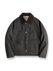  オイルワックス加工とコーデュロイ襟、Dリングや通気孔を備えたヴィンテージスタイルのフィッシングジャケット。