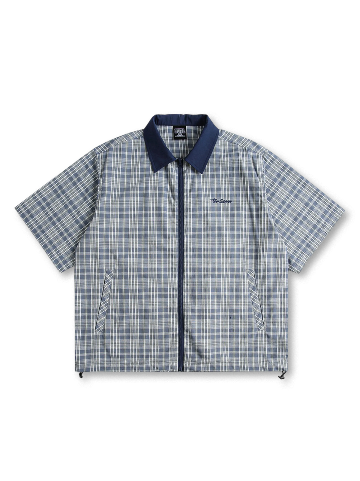  チェック柄と切り替えパネルが特徴のジップフロントワークシャツ