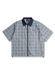  チェック柄と切り替えパネルが特徴のジップフロントワークシャツ