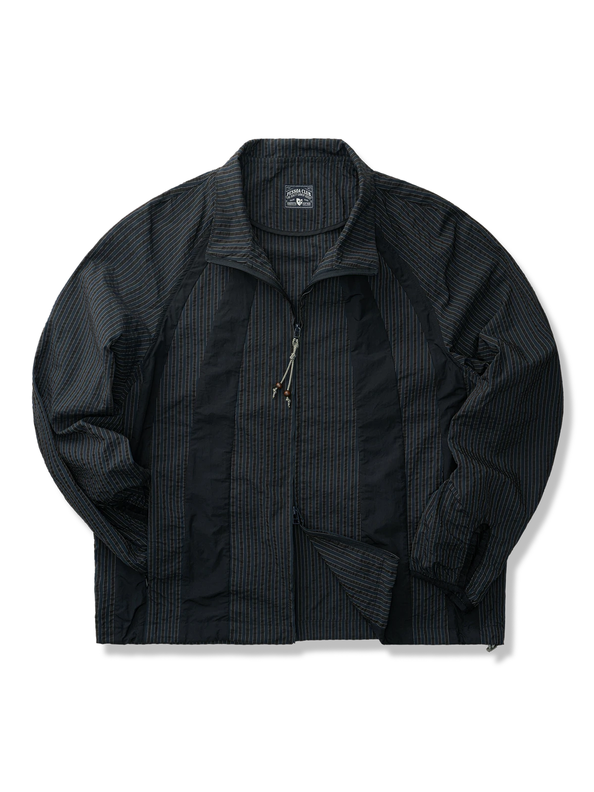 放射状切り替えと裾ドローコードを備えたスポーツカジュアルジャケット。