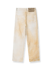 スプレー染めとハンドサンディング加工が施されたヴィンテージ風デニムパンツ