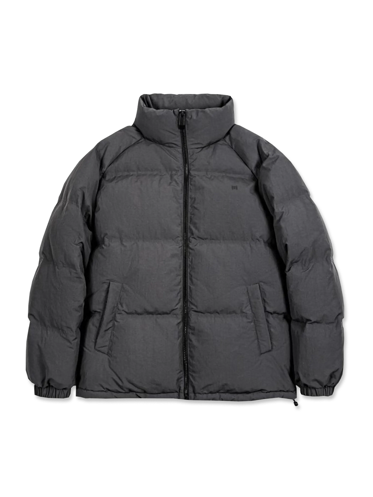 スタンドカラーと90%ホワイトダックダウンを使用し、防風・撥水性能に優れた冬用ジャケット。軽量で高い蓄熱性と快適な着心地を実現。