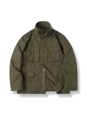 スタンドカラーとゆったりフィットが特徴のコットンM-65ジャケット。