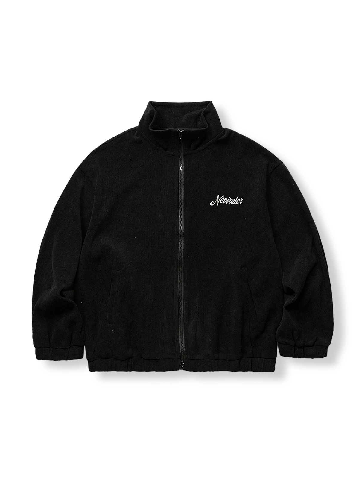 背中に「Keep Your Mind Easy!」刺繍が入った立襟フリースジャケット。