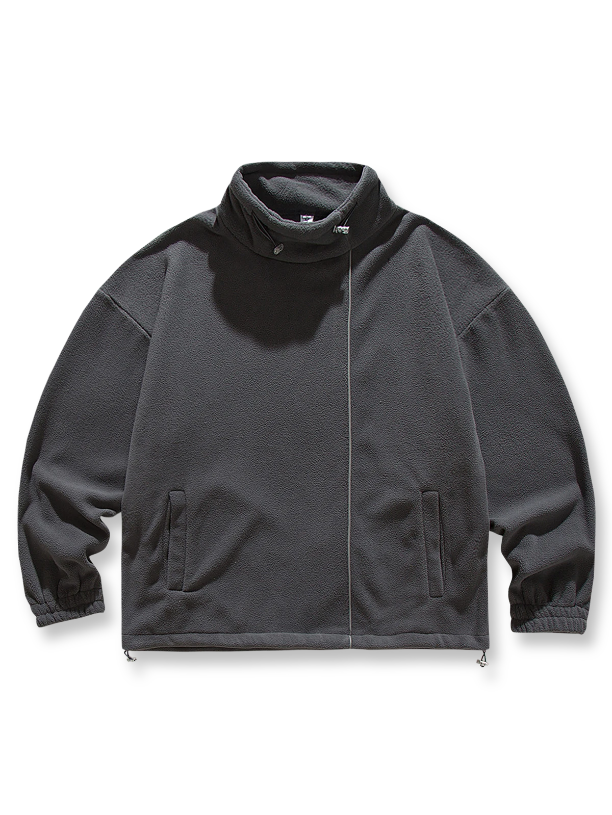 スタンドカラーフリーススウェットの全体正面画像、調節可能ドローコードとサイドポケットのディテール。