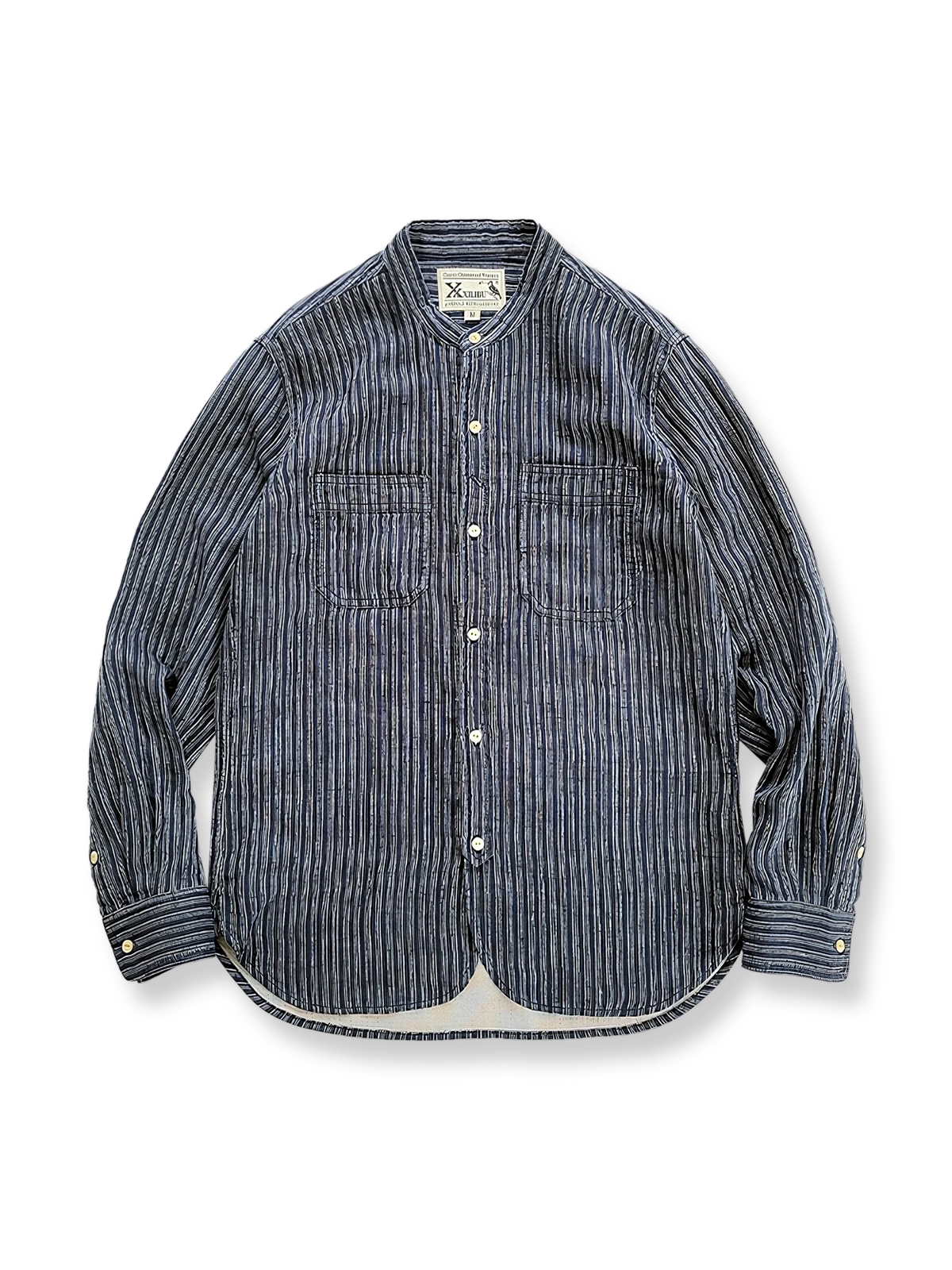 リネン混紡素材とブルーストライプが映えるスタンドカラーレトロシャツ