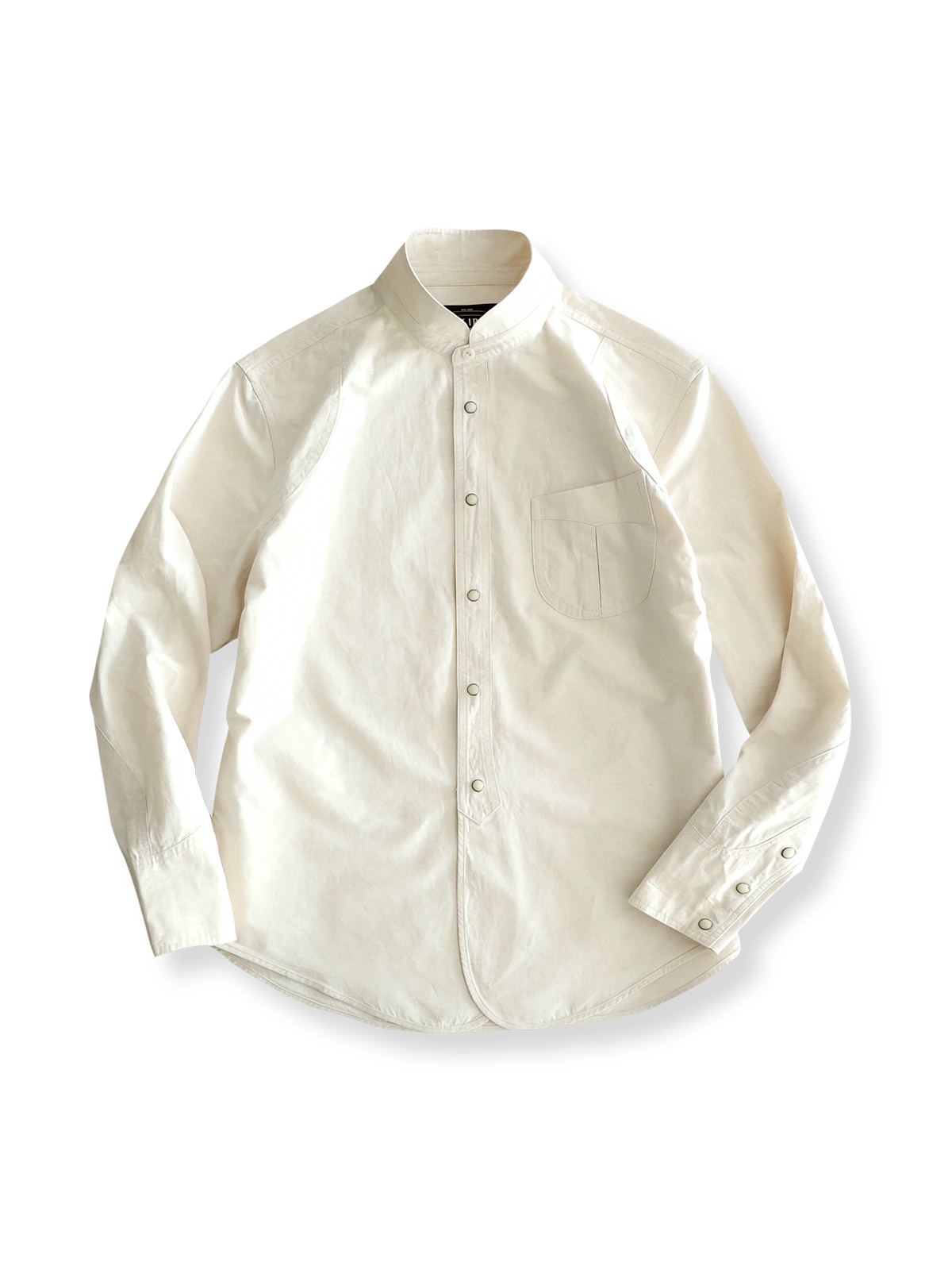 リネン混紡素材で立ち襟デザインの軽やかな長袖シャツ。