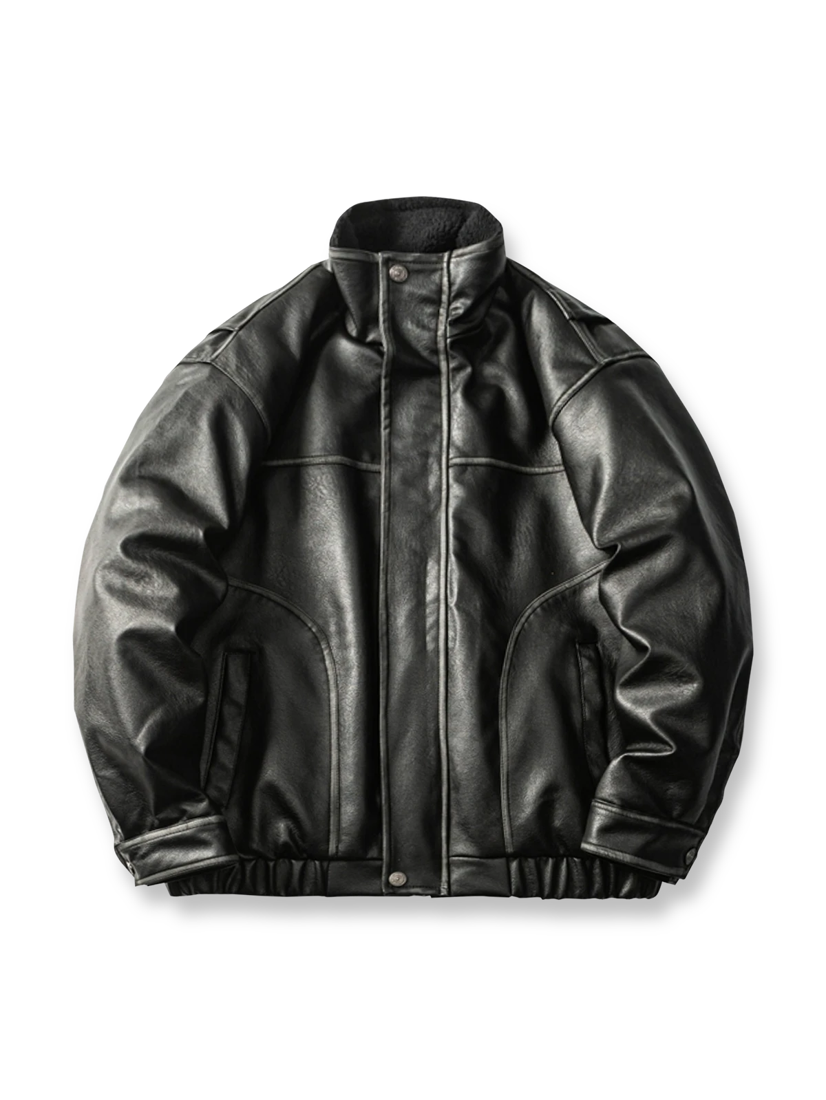 スタンドカラーと中綿裏地を備えたPUレザーライダースジャケット。