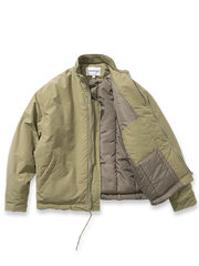 スタンドカラーとドローストリングが特徴のショートコート。