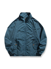 春向けの防風性に優れたスタンドカラーワークジャケット。多ポケット仕様で実用性が高く、耐久性と快適さを兼ね備えた高密度素材を使用。ジッパーとメタルスナップボタンが上質な仕上がりを演出。