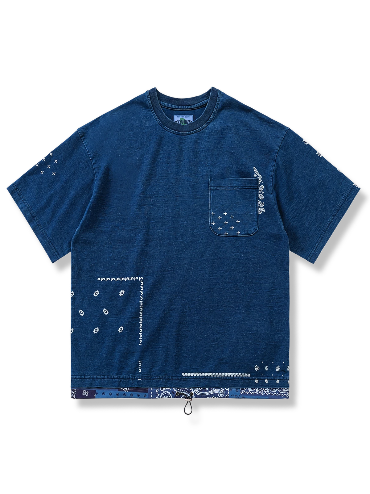 藍染の抜染ペイズリー柄パッチワークとドローコード付きヘムを特徴とするゆったりボックスシルエットコットンTシャツ
