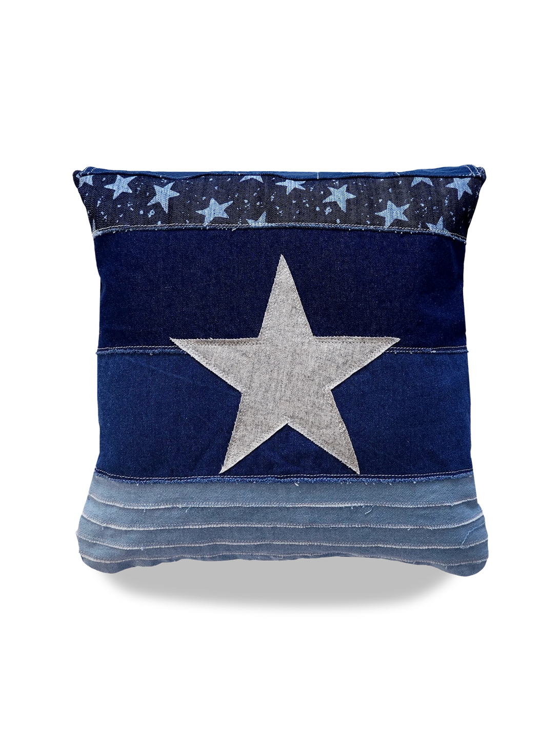 星条旗柄を思わせるデニムとコーデュロイのパッチワーククッションカバー。隠しファスナー付きで耐久性と柔らかさを両立。