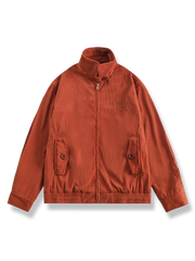 立ち襟と胸元のスチールスタンプが特徴のコットンジャケット。