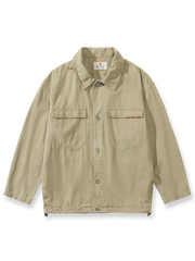 ステッチディテールと裾ドローコードを備えた100%コットンジャケット。隠しジッパーポケット付き。