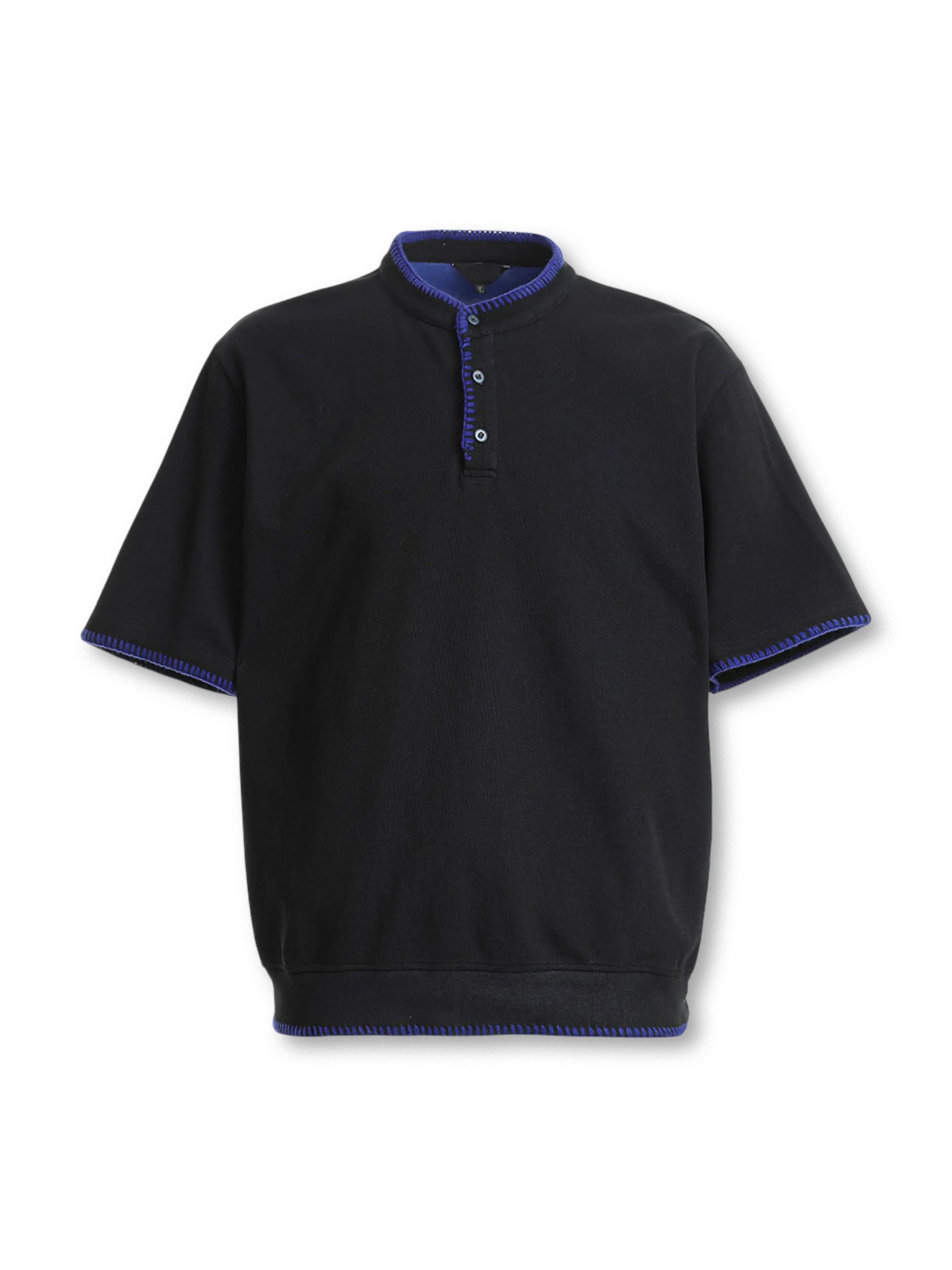 ステッチエッジヘンリーネックポロシャツの全身ビュー、首元と袖口のステッチディテールを強調。