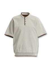断ち切りステッチが映えるヘンリーネックポロシャツ