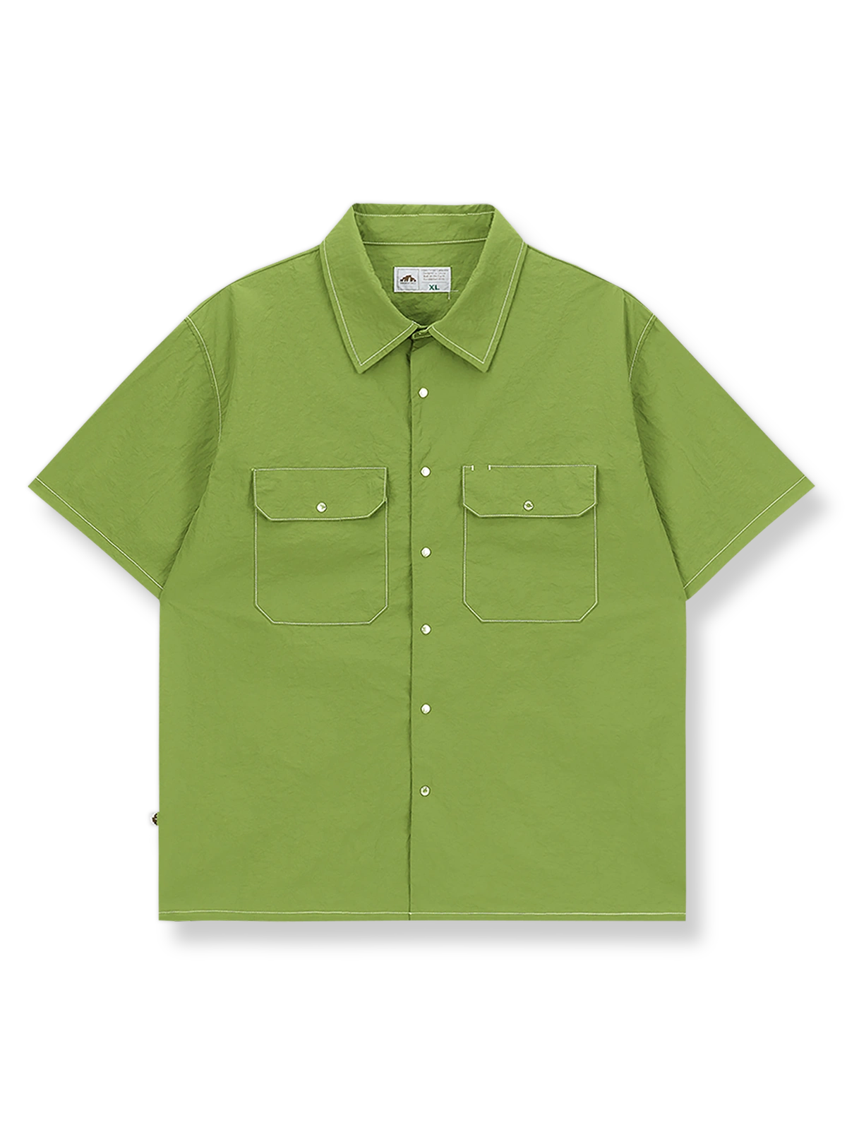 コントラストステッチとワークポケットを配したナイロンワークシャツ。