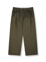 ダブルプリーツとウォッシュ加工が特徴のコットンツイルストレートパンツ