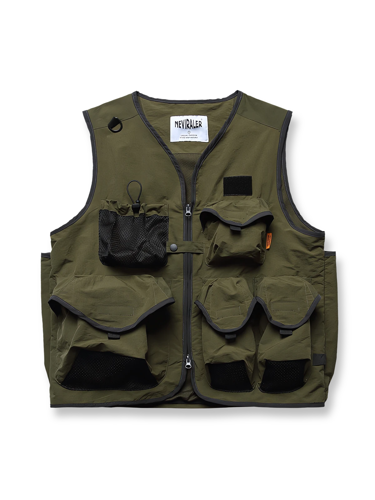 撥水加工を施した多機能アウトドアベストの正面画像。多彩なポケットとフロントジッパーデザインが特徴。