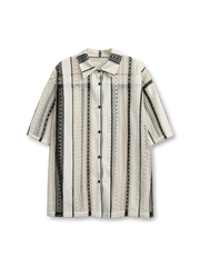 多幅ストライプと透かし編みパネルが映えるオープンカラーシャツ