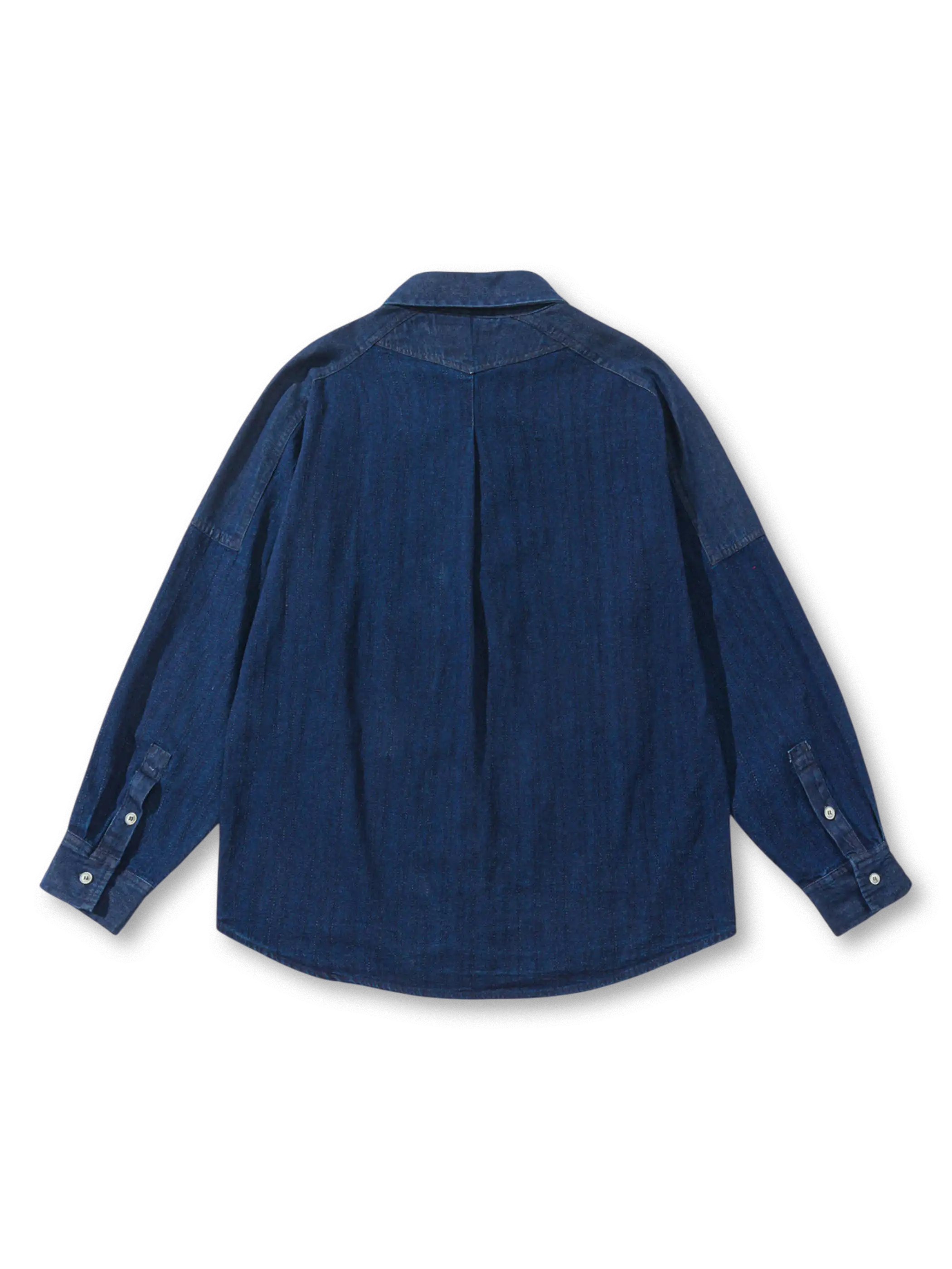 ストライプパネルワークデニムシャツの全身ビュー、左右非対称のストライプ切り替えディテールを強調。