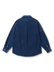 ストライプパネルワークデニムシャツの全身ビュー、左右非対称のストライプ切り替えディテールを強調。