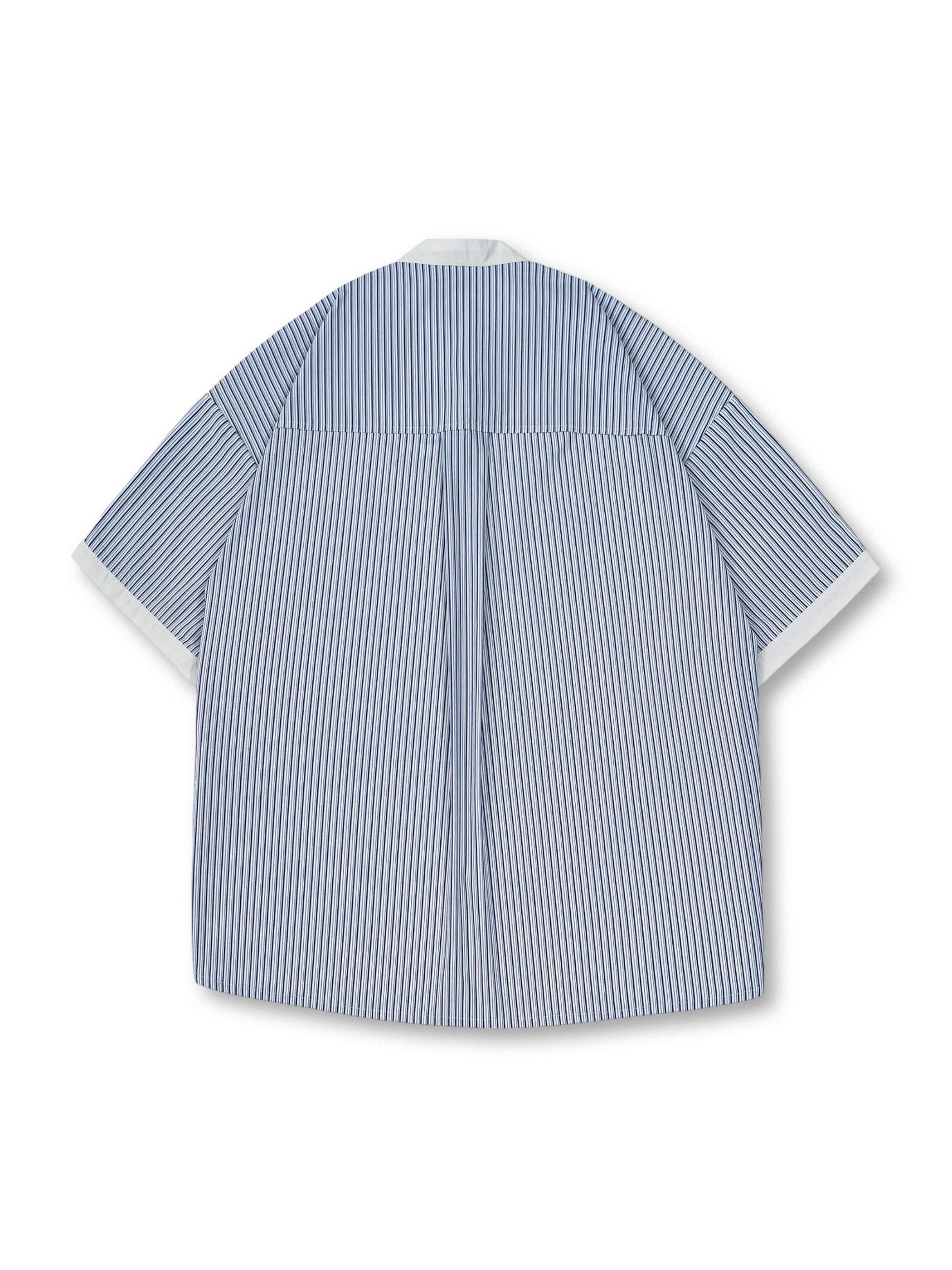 ブルー＆ホワイトストライプスタンドカラーシャツの全身ビュー、立ち襟とストライプ柄を強調。