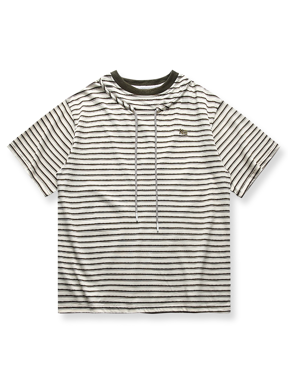 ストライプ柄とドローストリング襟元を特徴とする半袖Tシャツの画像。