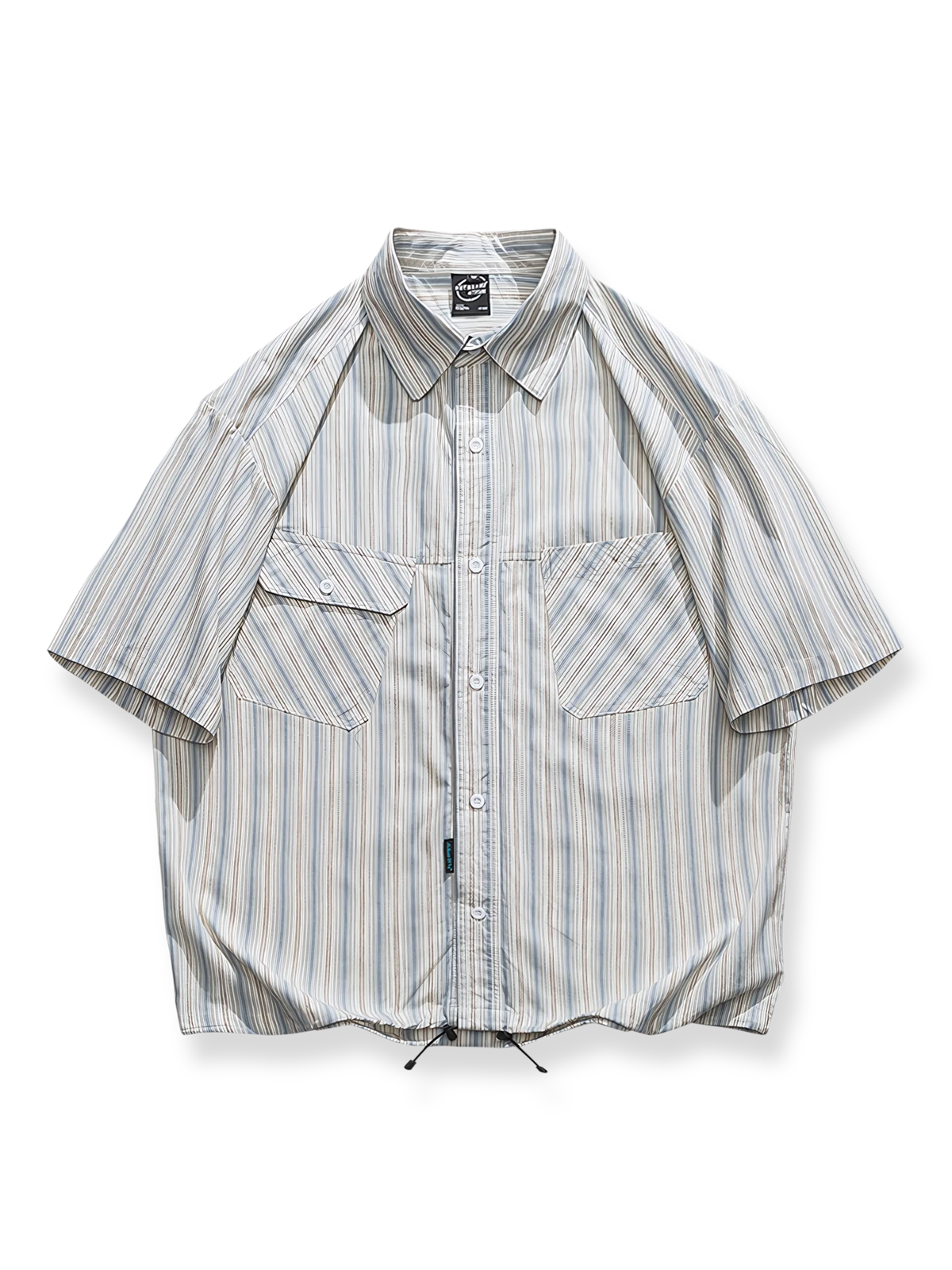 ストライプ柄とドローストリング裾が特徴の半袖シャツ。