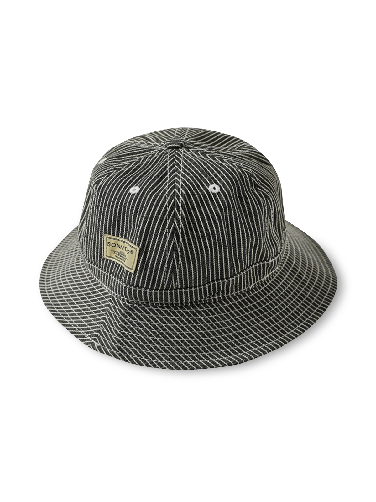 ストライプフィッシャーマンキャップの全体画像、前面ラベルとストライプパターンのディテール。