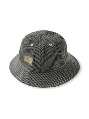 ストライプフィッシャーマンキャップの全体画像、前面ラベルとストライプパターンのディテール。