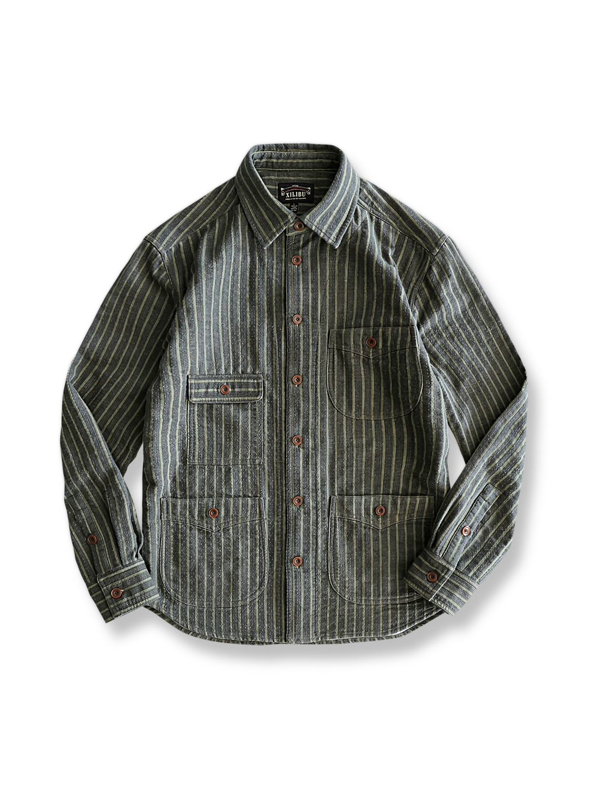 クラシックストライプ柄と複数のポケットが特徴のコットンワークシャツの全体像。