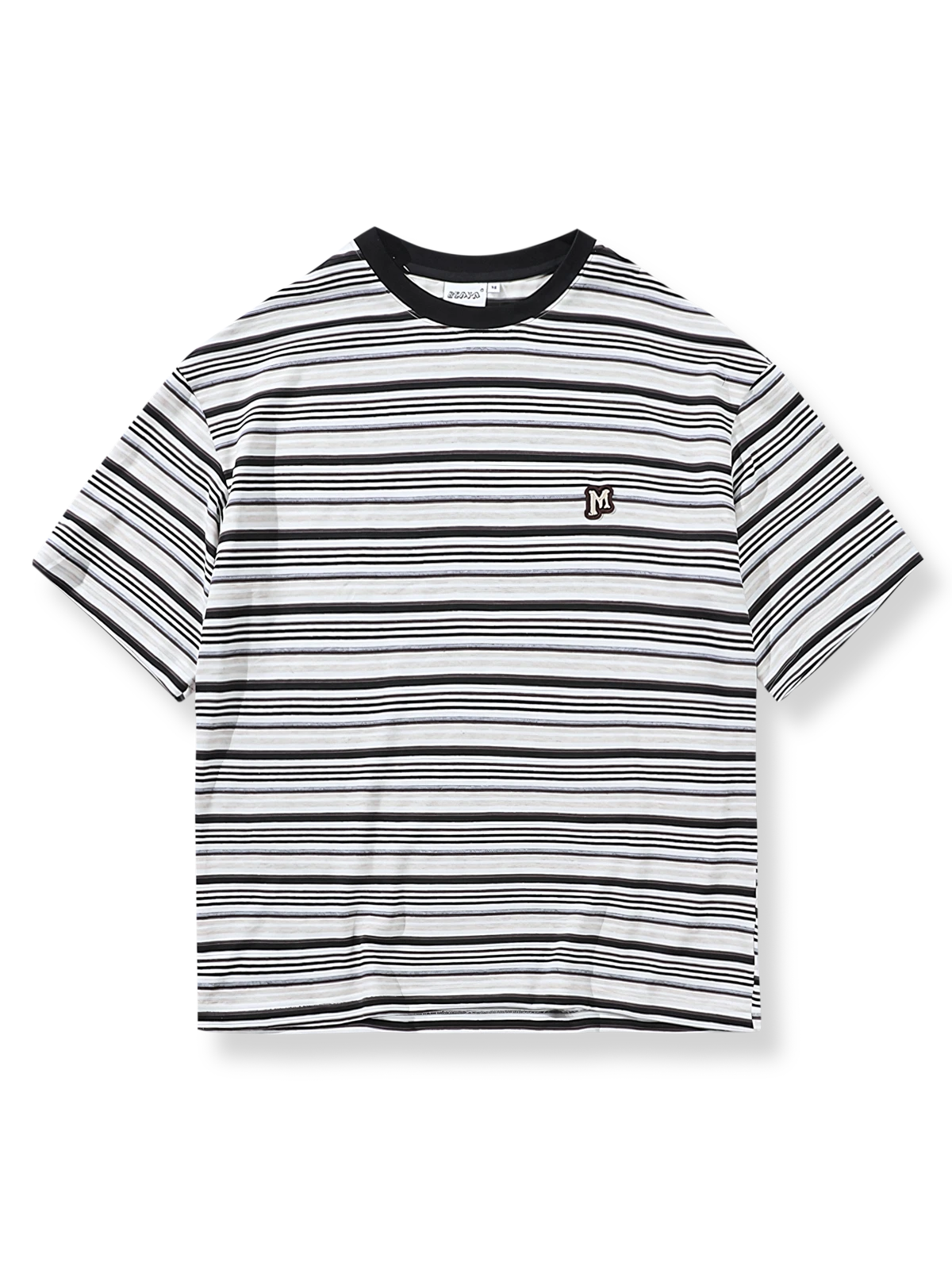 黒白ストライプと胸パッチが特徴のクルーネックTシャツ。