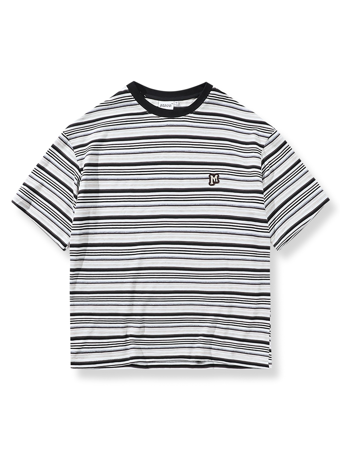黒白ストライプと胸パッチが特徴のクルーネックTシャツ。