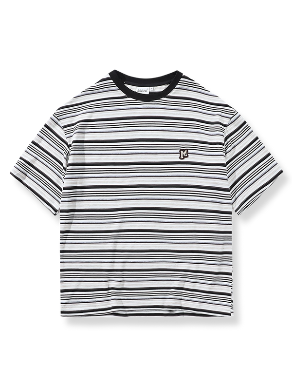 黒白ストライプと胸パッチが特徴のクルーネックTシャツ。
