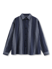 縦ストライプ柄のパッチワークと比翼仕立てが特徴のオーバーサイズ長袖シャツ、軽量ナイロン裏地付き