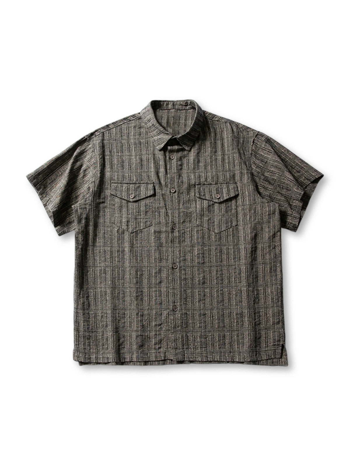 立体的なストライプ柄とフラップポケットが特徴のコットン100%半袖シャツ。快適な着心地で多用途に活躍。