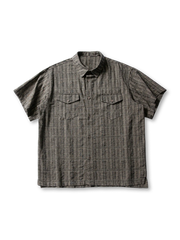立体的なストライプ柄とフラップポケットが特徴のコットン100%半袖シャツ。快適な着心地で多用途に活躍。
