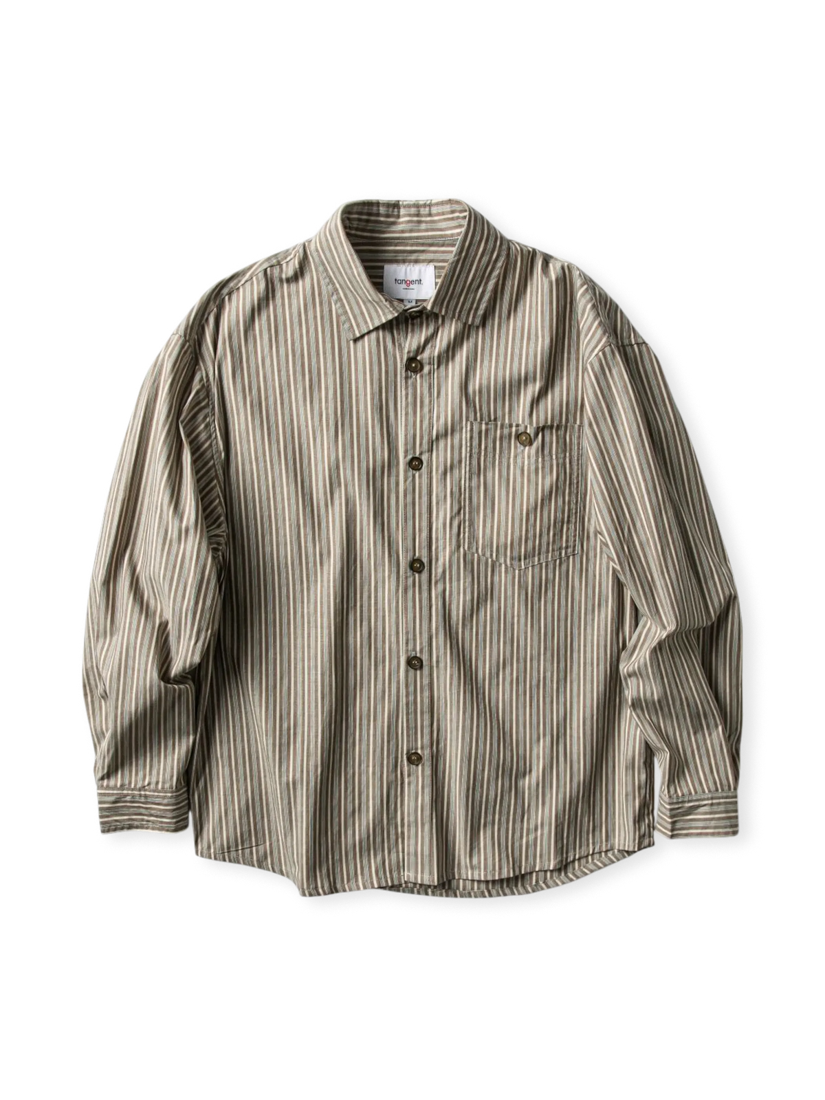 20世紀初頭のアメリカンカジュアルに着想を得た繊細なストライプ柄の襟付きベーシックシャツ。動きやすいゆったり袖が特徴。