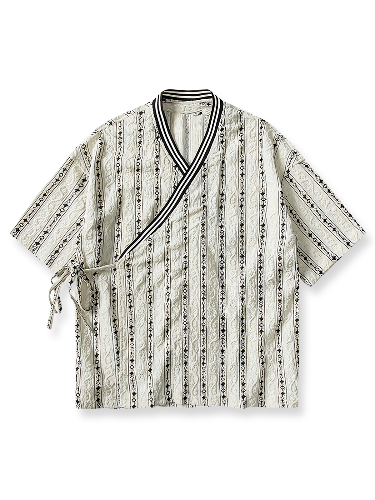 レトロなストライプ配色とはんてんシルエットが特徴の軽量ポリエステルシャツ。