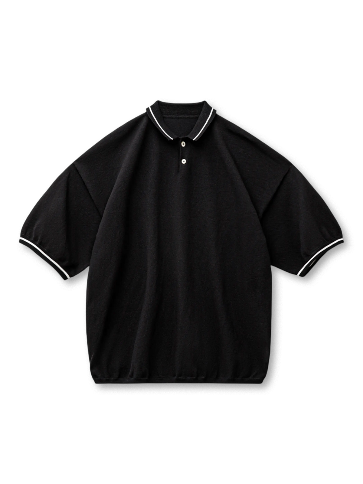 ドロップショルダーのオーバーサイズポロシャツ。幅広のボーダー襟と袖口がスポーツテイストをプラスし、速乾性ニット素材で日常からレイヤードまで対応。